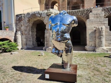 Benevento, Campania, İtalya 27 Temmuz 2025: Arnavut sanatçı Helidon Xhixha 'nın 46. Benevento Citt Spettacolo festivali kapsamında Benevento' daki Luce sergisinde sergilenen yedi cilalı çelik heykelinden biri.