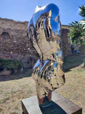 Benevento, Campania, İtalya 27 Temmuz 2025: Arnavut sanatçı Helidon Xhixha 'nın 46. Benevento Citt Spettacolo festivali kapsamında Benevento' daki Luce sergisinde sergilenen yedi cilalı çelik heykelinden biri.