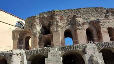 Benevento, Campania, İtalya 27 Temmuz 2025: Arnavut sanatçı Helidon Xhixha 'nın 46. Benevento Citt Spettacolo festivali kapsamında Benevento' daki Luce sergisinde sergilenen yedi cilalı çelik heykelinden biri.