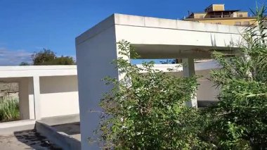 Benevento, Campania, İtalya 30 Temmuz 2025: Sabato Nehri yakınlarındaki şehir parkı İtalyan devlet adamı Ciriaco De Mita 'nın açılışı ve açılışı