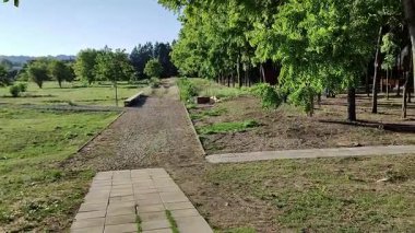 Benevento, Campania, İtalya 30 Temmuz 2025: Sabato Nehri yakınlarındaki şehir parkı İtalyan devlet adamı Ciriaco De Mita 'nın açılışı ve açılışı