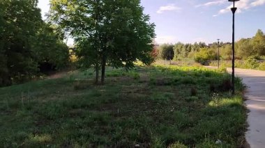 Benevento, Campania, İtalya 30 Temmuz 2025: Sabato Nehri yakınlarındaki şehir parkı İtalyan devlet adamı Ciriaco De Mita 'nın açılışı ve açılışı