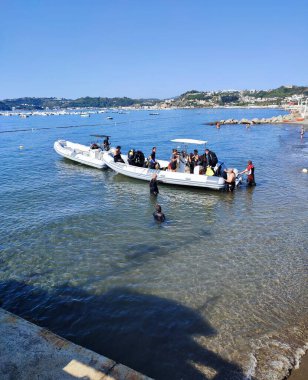 Pozzuoli, Campania, İtalya 8 Ağustos 2025: Campi Flegrei Dalış Merkezi 'nden Baia' yı ziyaret etmek için ayrılan şnorkeller