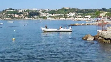 Pozzuoli, Campania, İtalya 8 Ağustos 2025: Lido Montenuovo 'daki Campi Flegrei Dalış Merkezi