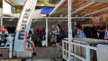 Pozzuoli, Campania, İtalya 8 Ağustos 2025: Campi Flegrei Dalış Merkezi 'nden Baia' yı ziyaret etmek için ayrılan şnorkeller