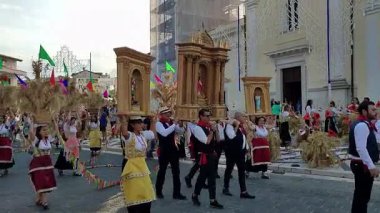 Foglianise, Campania, İtalya 16 Ağustos 2025: Köyün sokaklarında geleneksel buğday arabalarıyla yapılan buğday festivali