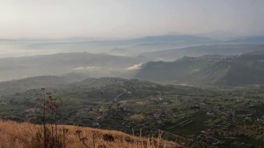 Foglianise, Campania, İtalya 18 Ağustos 2025: Sabahın erken saatlerinde Monte Caruso 'dan görüntü