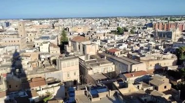 Lecce, Campania, İtalya 18 Eylül 2025: Duomo çan kulesinin tepesinden şehir manzarası