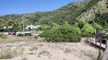 Marina di Ascea, Campania, İtalya 13 Eylül 2025: Telegraph Tower yakınlarındaki ücretsiz plaj