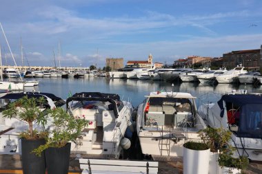 Marina di Acciaroli, Campania, İtalya 14 Eylül 2025: Sabahın erken saatlerinde limana bir bakış