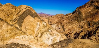 Sina Dağı 'ndan gelen sisli dağların manzarası, gün doğumu yürüyüşü, Mısır