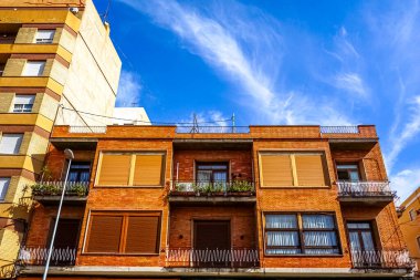 turuncu tuğla şehir binası ispania valencia
