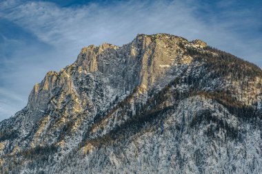 Sakin bir kar örtüsü altında görkemli dağlar, kışın sükunetinin nefes kesici güzelliğini yakalıyor..