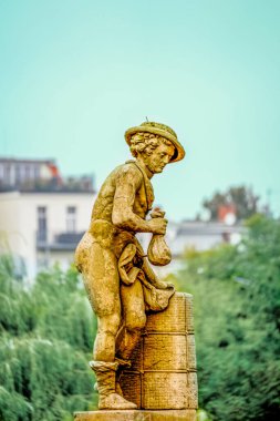 Lubeck Köprüsü 'nde bavullu bir adamın heykeli. Almanya' da.