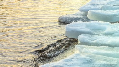 Finlandiya 'da Hanko şehrinin buzlu kıyılarına kışın Baltık Denizi' nin küçük dalgaları dökülür.