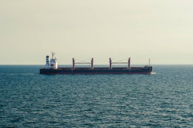 Finlandiya 'nın açık havasında bir kargo gemisi Baltık Denizi' nden yola çıkar.