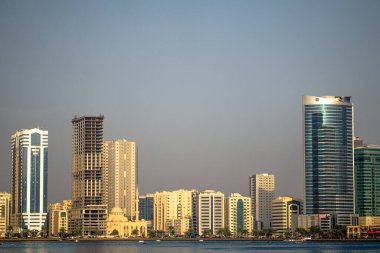 Güzel bir şehir silueti üzerinde Dubai kelimesi geçen birkaç önemli binayı gözler önüne seriyor.