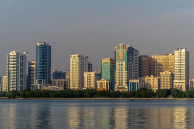 Güzel bir şehir silueti üzerinde Dubai kelimesi geçen birkaç önemli binayı gözler önüne seriyor.