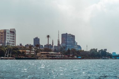 Muhteşem sakin bir Cairos manzarası. Muhteşem bir gökyüzü. Önplanda güzel bir Nil Nehri akıyor.