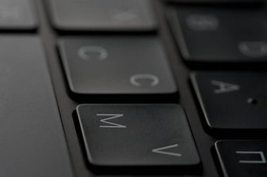 İşte modern ve çağdaş tasarımını sergileyen zarif, zarif bir siyah klavyenin detaylı bir görüntüsü.