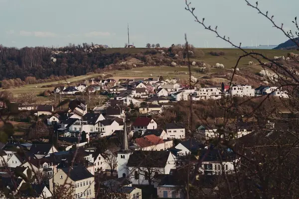 Burası büyüleyici ve pitoresk bir köy. Büyüleyici evler, yeşillikler ve güzelliklerle dolu.