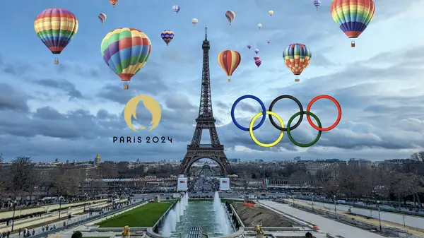 Paris 2024 Yaz Olimpiyat Oyunları logosu ve halkaları, eifel kulesinin üzerinde hava balonu
