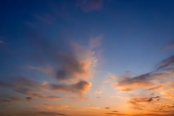 Gün batımında gökyüzünde bulutlar fırında fotoğraf için