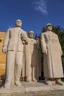 Anitkabir, Türkiye Cumhuriyeti 'nin kurucusu Mustafa Kemal Atatürk' ün mozolesidir. Anitkabir, Türk halkının sık sık ziyaret ettiği tarihi yerlerden biri.