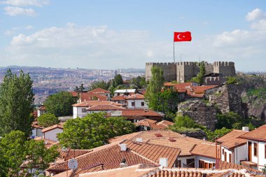 Ankara kalesi ve dalgalı hilal ve yıldız Türk bayrağı  