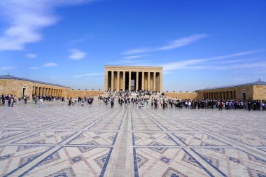 Anitkabir, Türkiye Cumhuriyeti 'nin kurucusu Mustafa Kemal Atatürk' ün mozolesidir. Anitkabir, Türk halkının sık sık ziyaret ettiği tarihi yerlerden biri.     