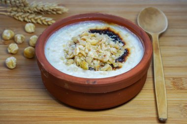                    Frn stla - fırında pirinç pudingi Türk sütlü tatlı, güveçte dikiş.            