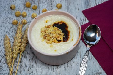                    Frn stla - fırında pirinç pudingi Türk sütlü tatlı, güveçte dikiş.            