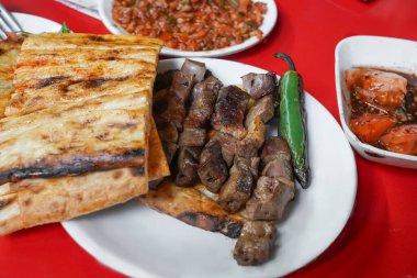  Karaciğer kebap ve garni.