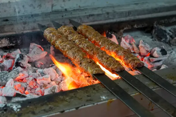Adana kebapları ızgarada pişiyor.