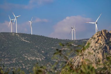 Hatay Trkiye - 02.01.2025 Rüzgar enerji türbinleri dağ tepelerinde elektrik üretiyor 