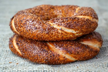 Simit - ahşap bir masada simit          