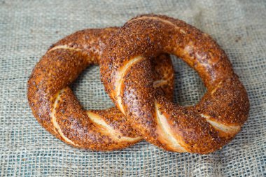 Simit - ahşap bir masada simit          