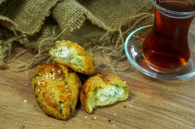 Ahşap üzerinde dereotlu ve peynirli hamur işi.