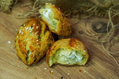 Ahşap üzerinde dereotlu ve peynirli hamur işi.