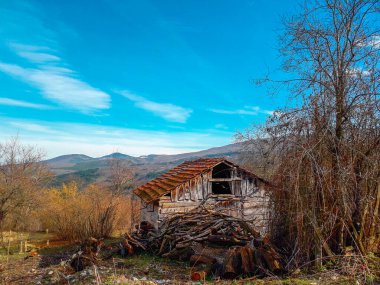 Doğadaki eski köy evi