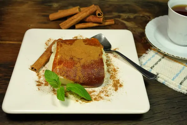 Kazandibi (karamelize süt pudingi) Türk tatlısıdır