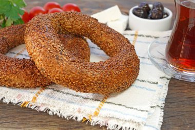 Simit - ahşap bir masada simit