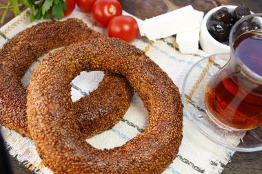 Simit - ahşap bir masada simit