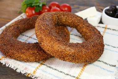 Simit - ahşap bir masada simit