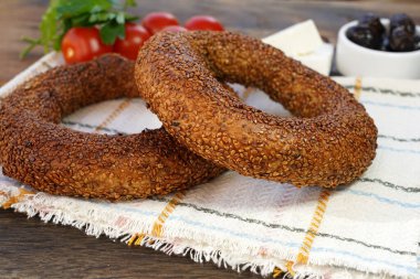 Simit - ahşap bir masada simit