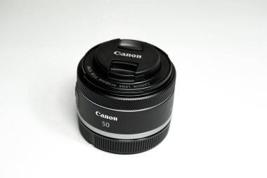 Canon RF 50mm F1.8. STM kamera lensi beyaz arkaplanda izole edildi