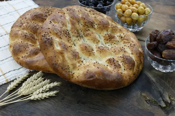 Pide - Kırsal ahşap arka planda tarihli Turkis pidesi