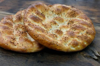 Pide - Kırsal ahşap arka planda tarihli Turkis pidesi