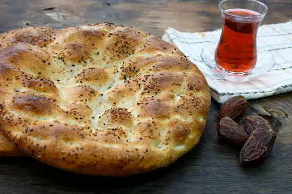 Pide - Kırsal ahşap arka planda tarihli Turkis pidesi