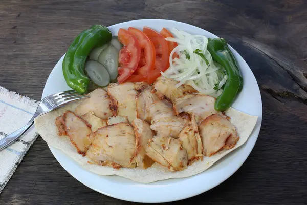Tavuk Dner - Türk Tavuk Doner Kebap ve ahşap üzerinde garni
